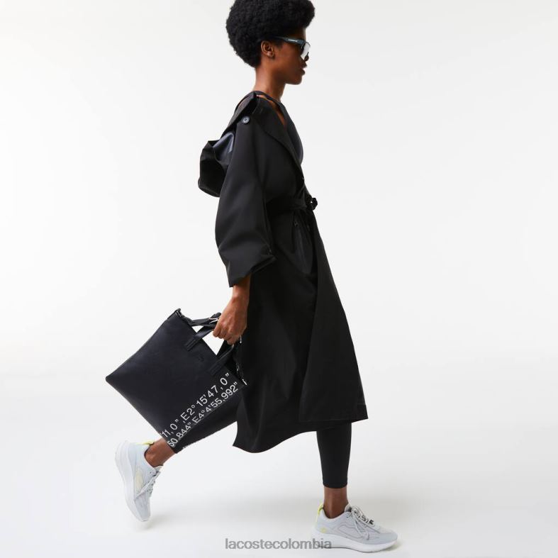 bolso shopping con coordenadas geográficas en contraste negro blanco Lacoste bolsos y marroquinería mujer 80XZX2829
