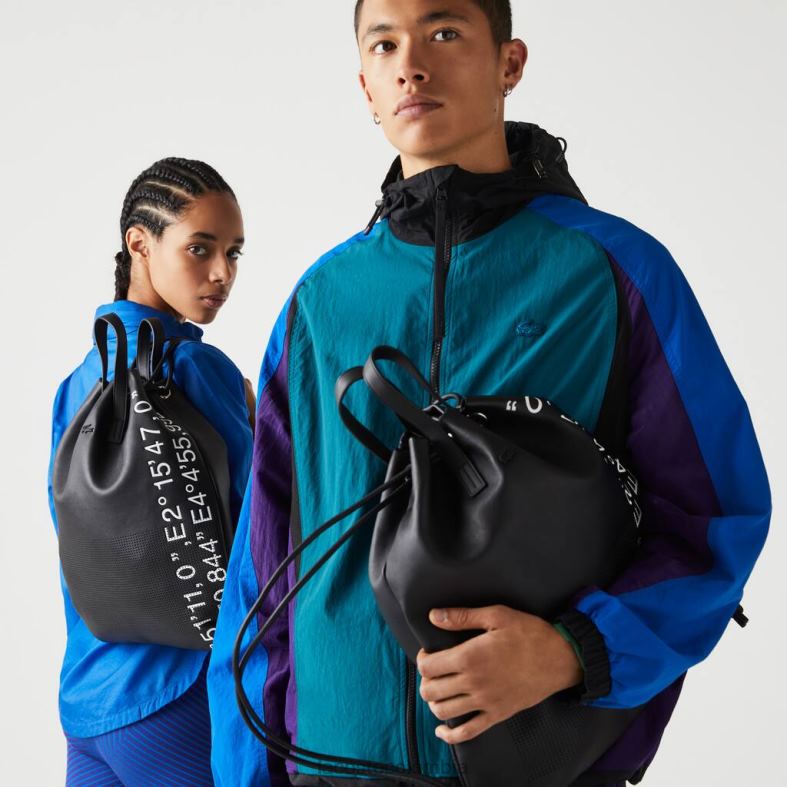 mochila plana con coordenadas geográficas en contraste negro blanco Lacoste bolsos y marroquinería unisexo 80XZX2105